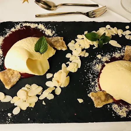 Lukas Restaurant Lounge Bar Отель 3*